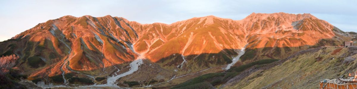 夕日に赤く染まる立山主峰（パノラマ撮影）
